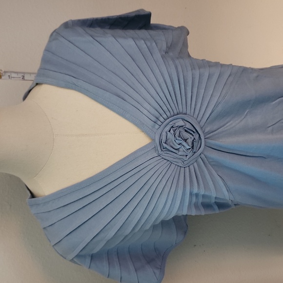 Womens tee with rosette size medium - Picture 5 of 8